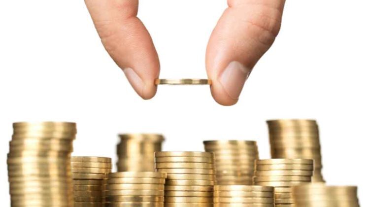 payment-method-1024-576 A person is picking a coin