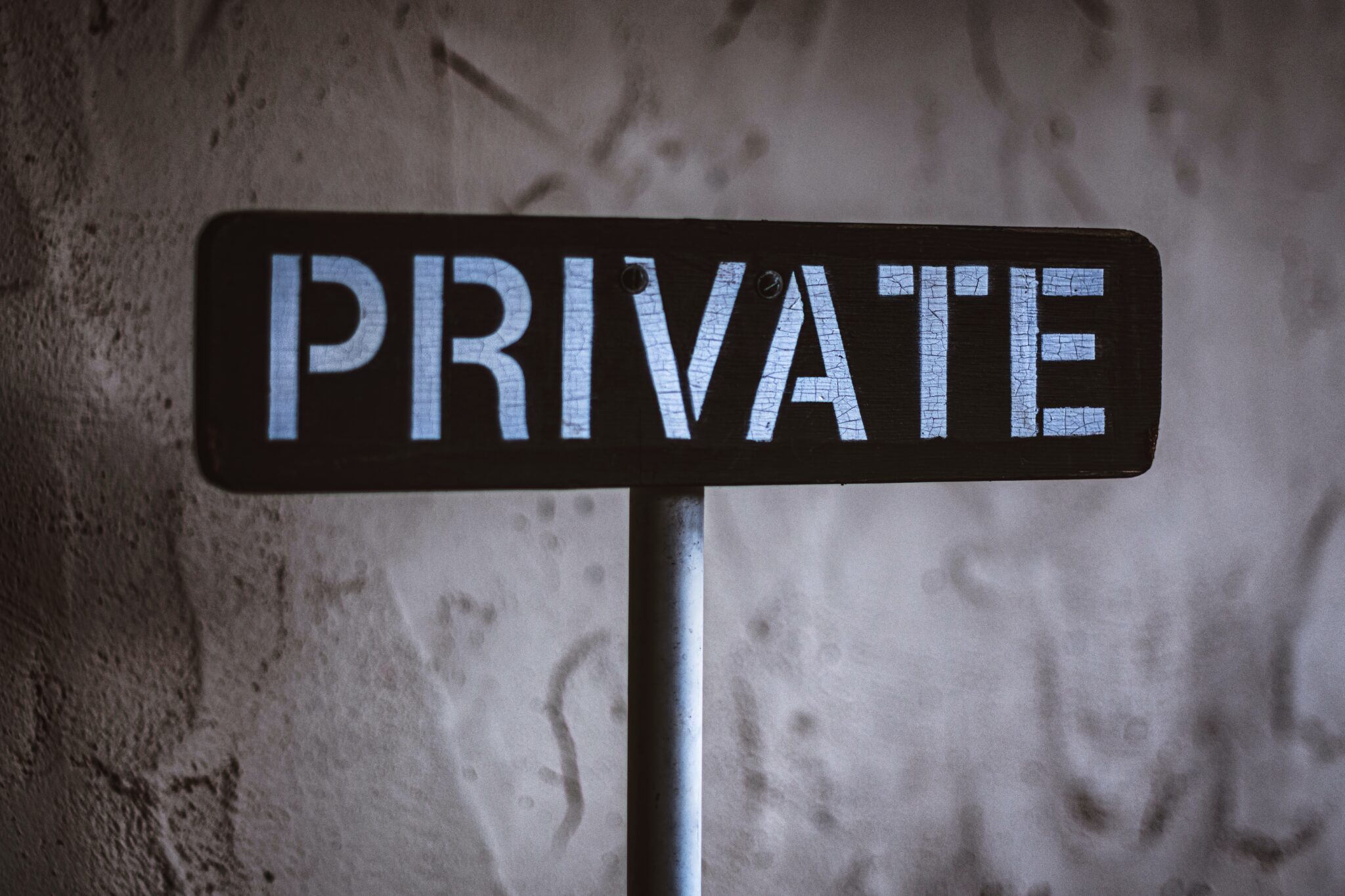 Black private sign on brown background.